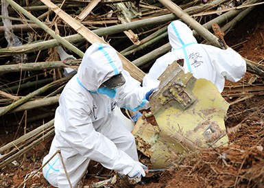 武警官兵分批次、分區(qū)域搜索