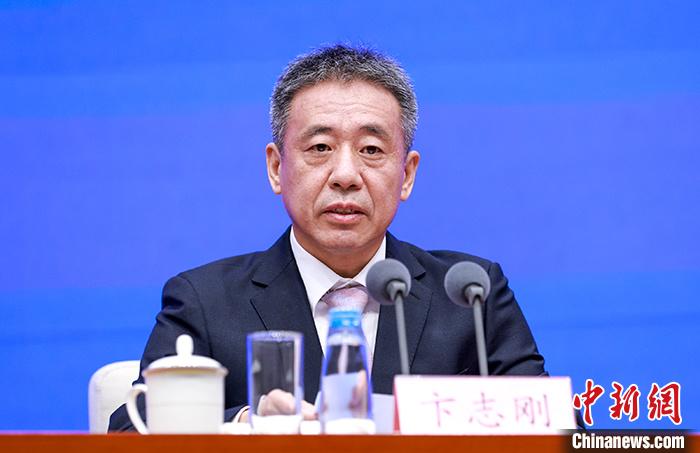 6月27日，中國國務(wù)院新聞辦公室在北京舉行新聞發(fā)布會，國家航天局副局長卞志剛，嫦娥六號任務(wù)總設(shè)計師胡浩，中國航天科技集團(tuán)有限公司副總經(jīng)理林益明，國家航天局國際合作司負(fù)責(zé)人劉云峰，嫦娥六號任務(wù)副總設(shè)計師、中國科學(xué)院國家天文臺研究員李春來介紹探月工程嫦娥六號任務(wù)有關(guān)情況，并答記者問。圖為國家航天局副局長卞志剛回答有關(guān)問題。 <a target='_blank' href='/'>中新社</a>記者 賈天勇 攝