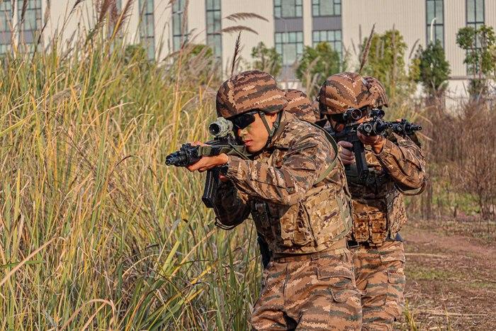 寒冬礪劍！重慶武警特戰(zhàn)隊員冬日練兵忙